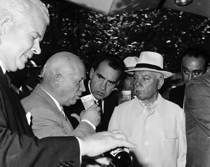 酌緊汽水嘅係 Pepsi 國際總裁 Donald Kendall，飲緊汽水嘅係 Khrushchev ，好緊張個位叫尼克遜。